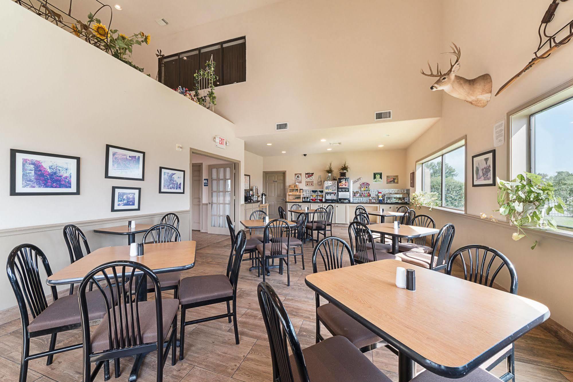 Lone Star Inn And Suites Виктория Экстерьер фото